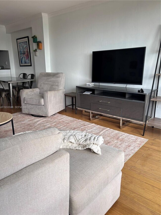 Photo - 600 NE 36th St Unidad 1917