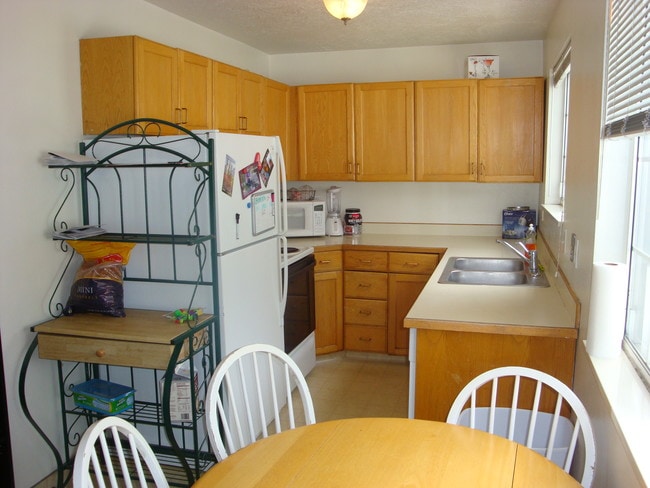 Kitchen with extra windows - 62 W 700 N Unit 222