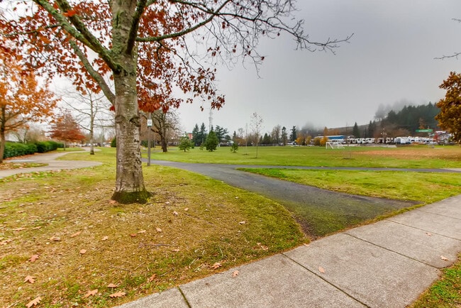 Building Photo - 3840 SE 102nd Ave Unit B