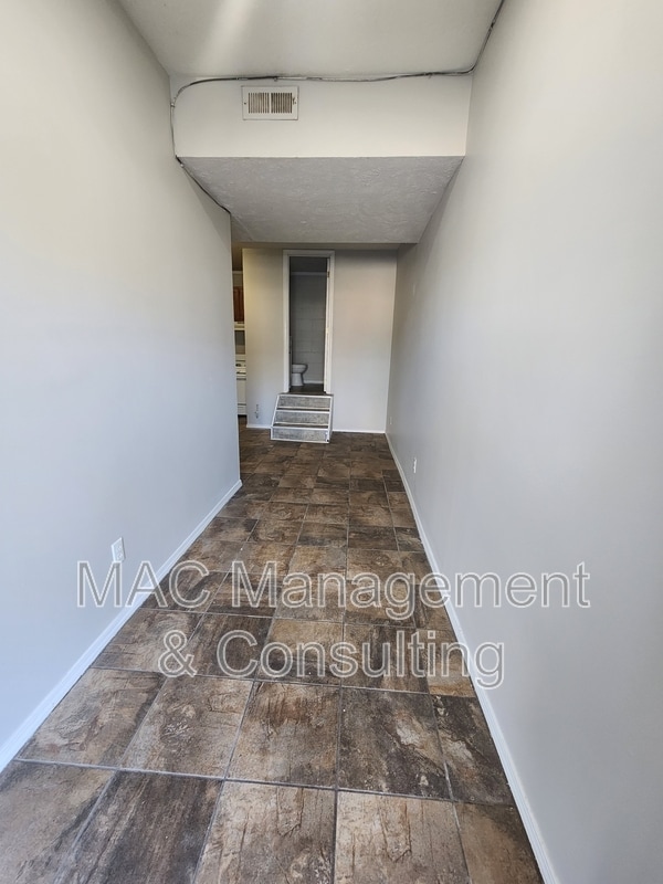 Building Photo - 1325 Virginia Ave Unit B2