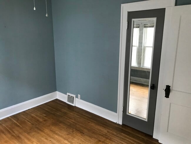 Photo - 1533 Warren Rd