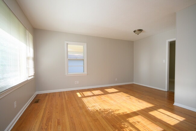 Photo - 407 Warner St NW