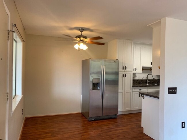 Building Photo - 2 bed 1 bath with 2 assigned parking in Ma... Rental