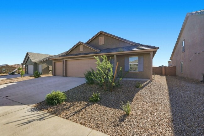 Photo - Modern Comfort Meets Desert Serenity – 4 Bed Rocking K Rental Home Available Now!