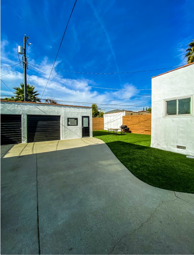 1247 S Tremaine Ave