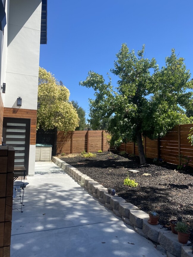 Building Photo - 2447 Alameda de las Pulgas Unit # A Rental