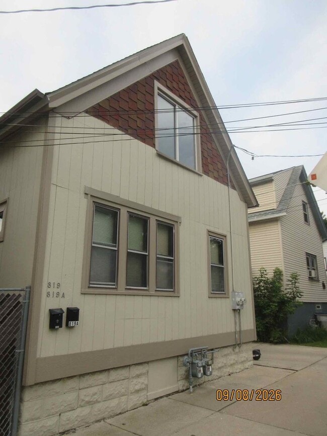 Building Photo - 819 E Wright St Unit 819