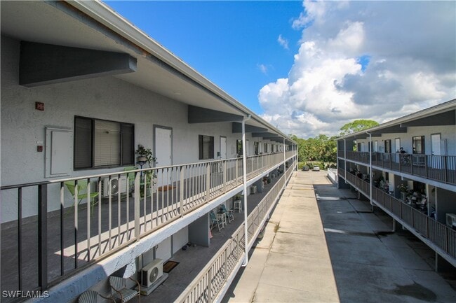 Building Photo - 826 Wiggins Pass Rd Unit 302