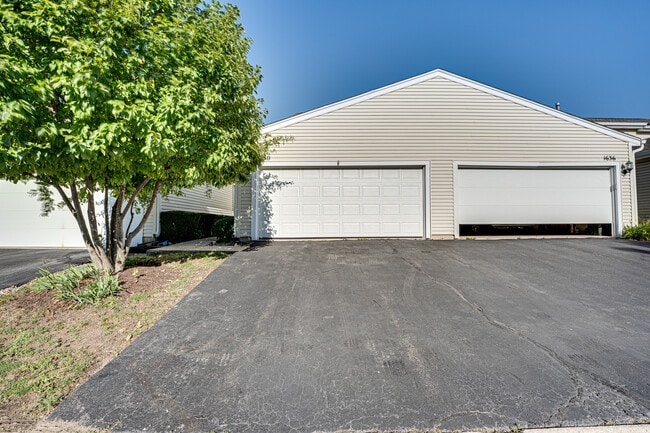Building Photo - 1640 Hilton Head Dr Rental