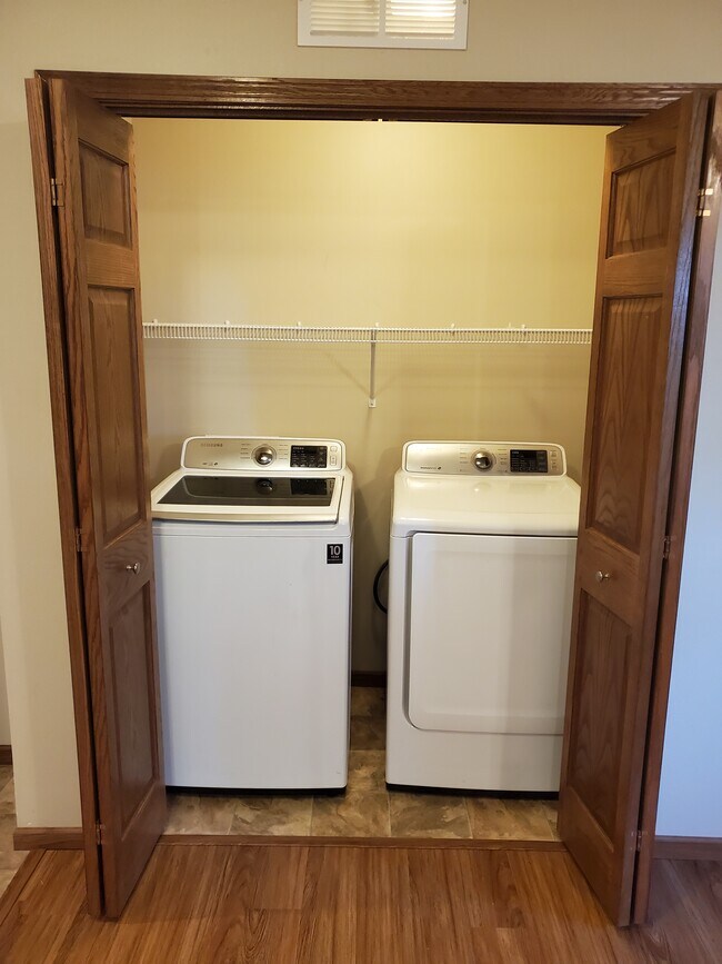 Photo - 566 Meadow Oak Cir