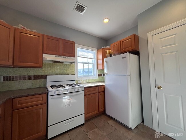 Photo - 664 Amboy Ave