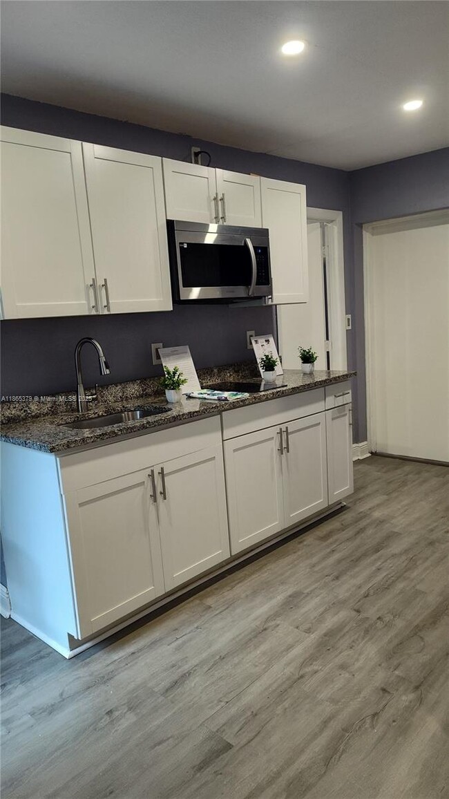 Photo - 849 W 2nd St