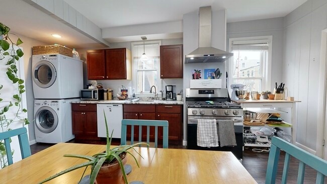 Building Photo - 232 Chelsea St Unit 1 Rental