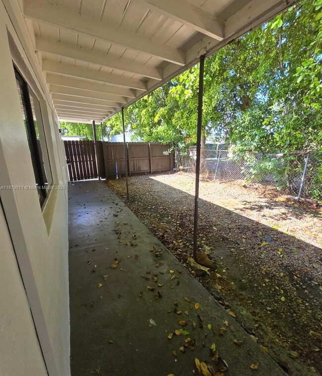 Building Photo - 3981 SW 12th Pl Unit 2 Rental
