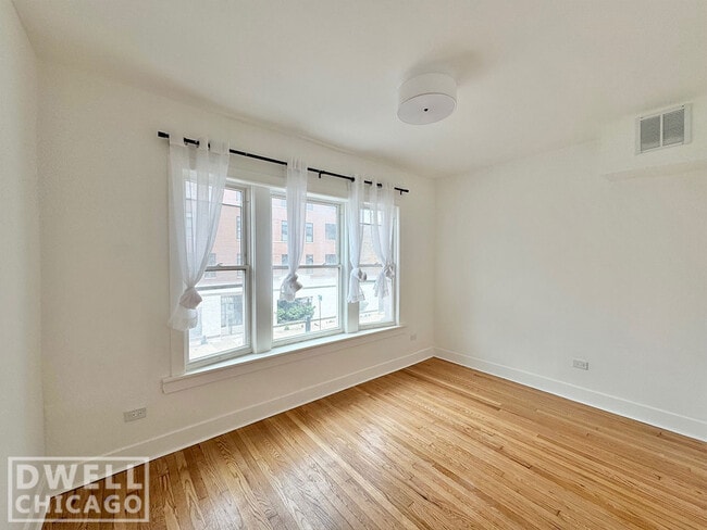 Building Photo - 956 N Winchester Ave Unit 3E