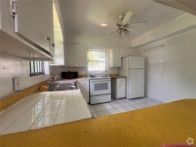 Building Photo - 1720 NE 148th St Unit Right Door Rental