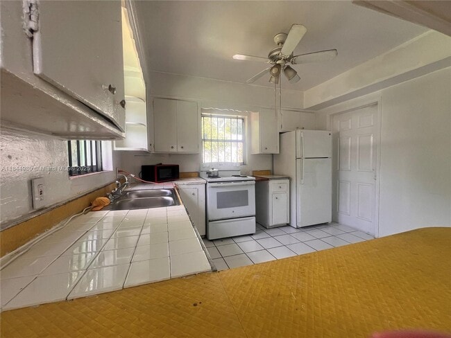 Building Photo - 1720 NE 148th St Unit Right Door Rental