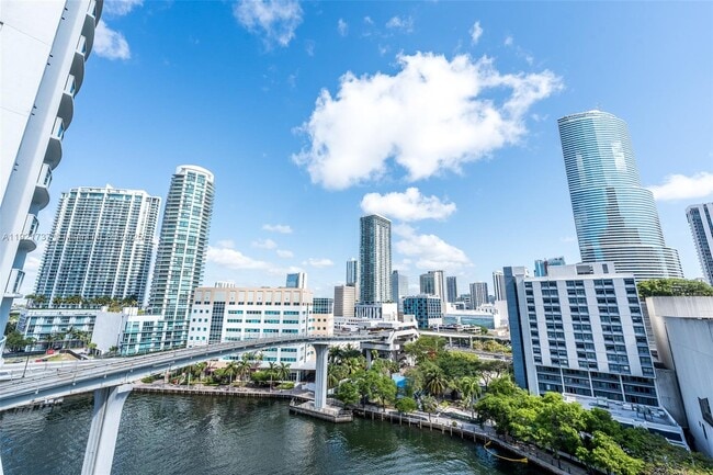 Building Photo - 31 SE 5th St Unit 1603