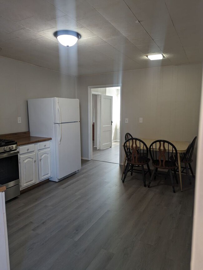 Photo - 2 BEDROOM UPSTAIRS FURNISHED APARTMENT Unit 106 E 3rd St Apt 6