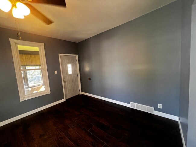 LIVING ROOM - 2704 Jackson Ave Unit 2704