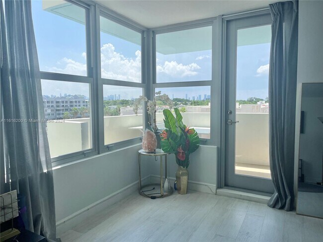 2899 collins Ave