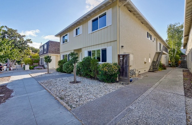 Spacious 3 Bed 2 Bath Condo Located Walkin... - Spacious 3 Bed 2 Bath Condo Located Walkin...