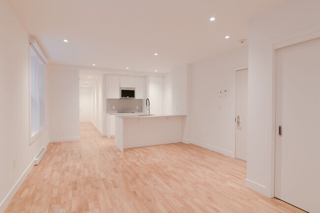 Photo - 3730 Chemin Queen Mary Unit 105