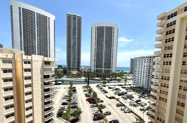Photo - 1817 S Ocean Dr Unidad PH27 Rental