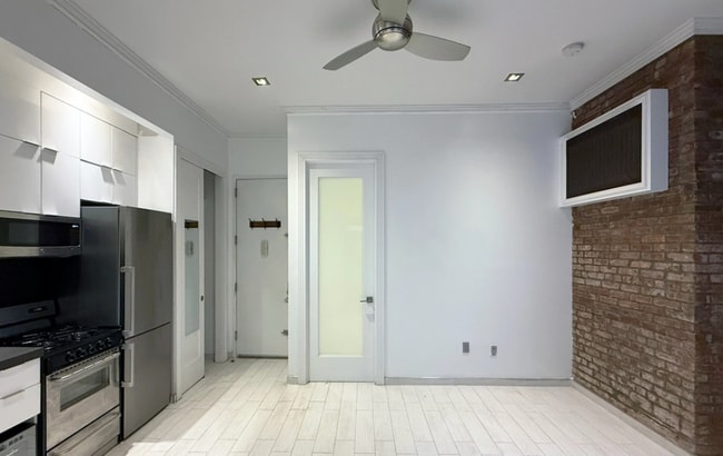 Photo - 204 E 75th St