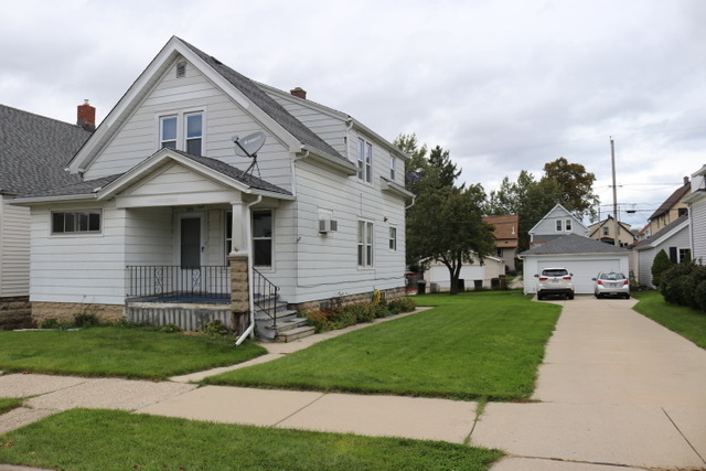 Front of House & Side Yard - 1316 Michigan Ave Townhome