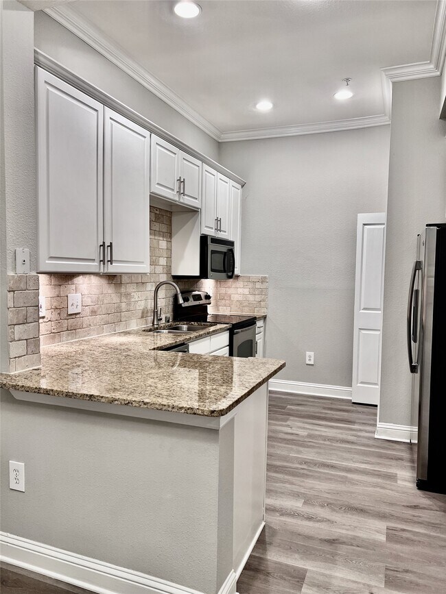 Building Photo - 5353 Memorial Dr Unit 4021