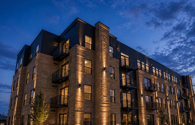 Building Photo - BRAND NEW - One Bedroom Loft With Open Windows Unit 309