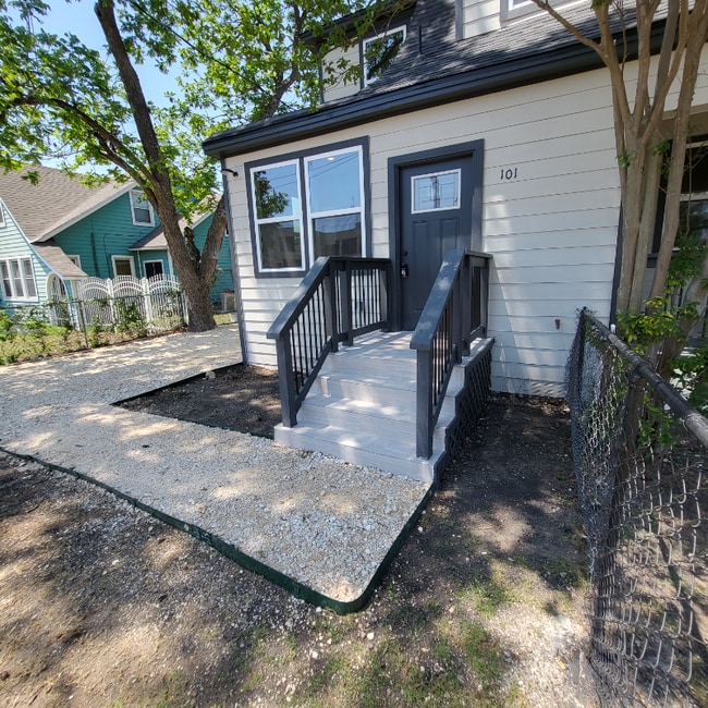 Building Photo - 647 Hammond Ave