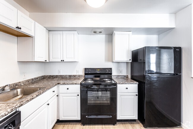 2BR, 1.5BA - 815 SF
