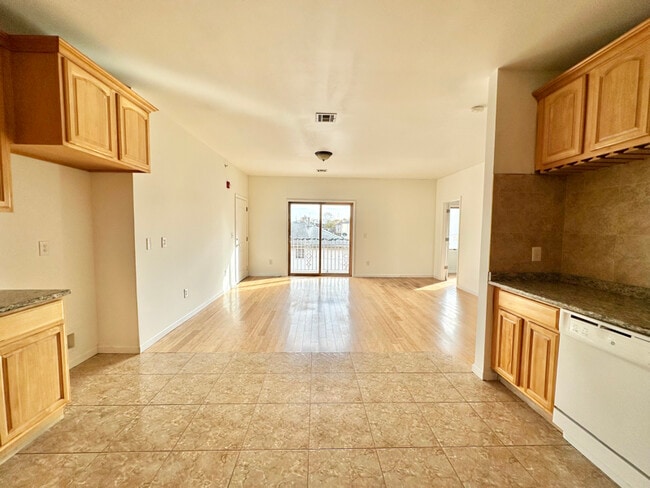 Photo - 41-43-43 Manufacturers Pl Unidad 3