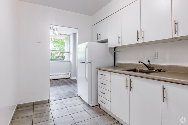 2BR, 1BA - 898SF - Kitchen - Park Heights Limited