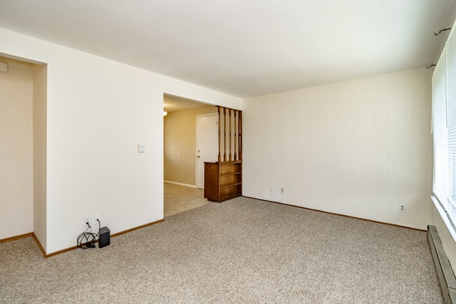 Photo - 704 4th St NE