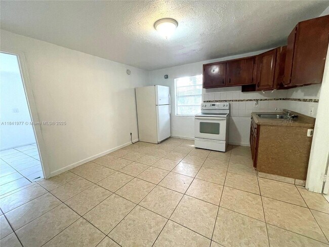 Building Photo - 6111 Buchanan St Unit 1 Rental