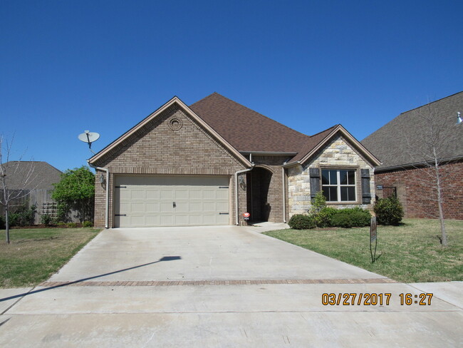 Building Photo - ONE PET ONLY UNDER 20 LBS!! Rental