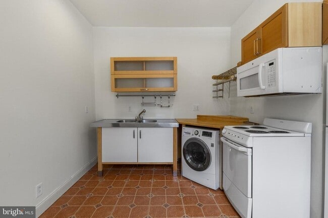 Building Photo - 3001 W Girard Ave Unit 1R Rental