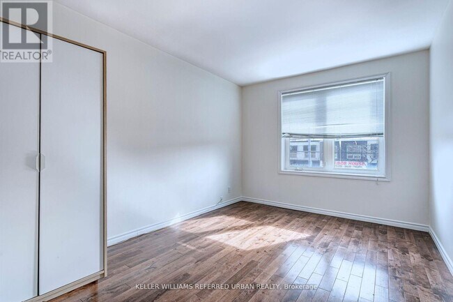 Photo - 2976 Lake Shore Blvd W