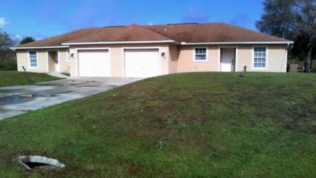 Building Photo - 3 bed 2 bath 1 car garage duplex available for Annual Rent!