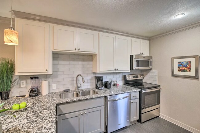 Photo - 2211 Blodgett St Unit 5