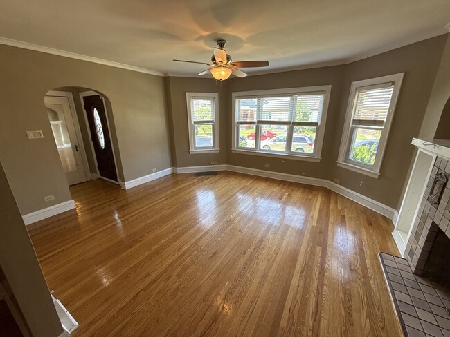 Photo - 5327 W Wolfram St Unit 1