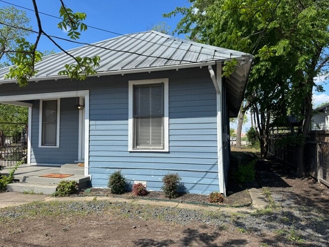 Photo - Fully Restored 2BR Classic Near Downtown Dignowity Hill