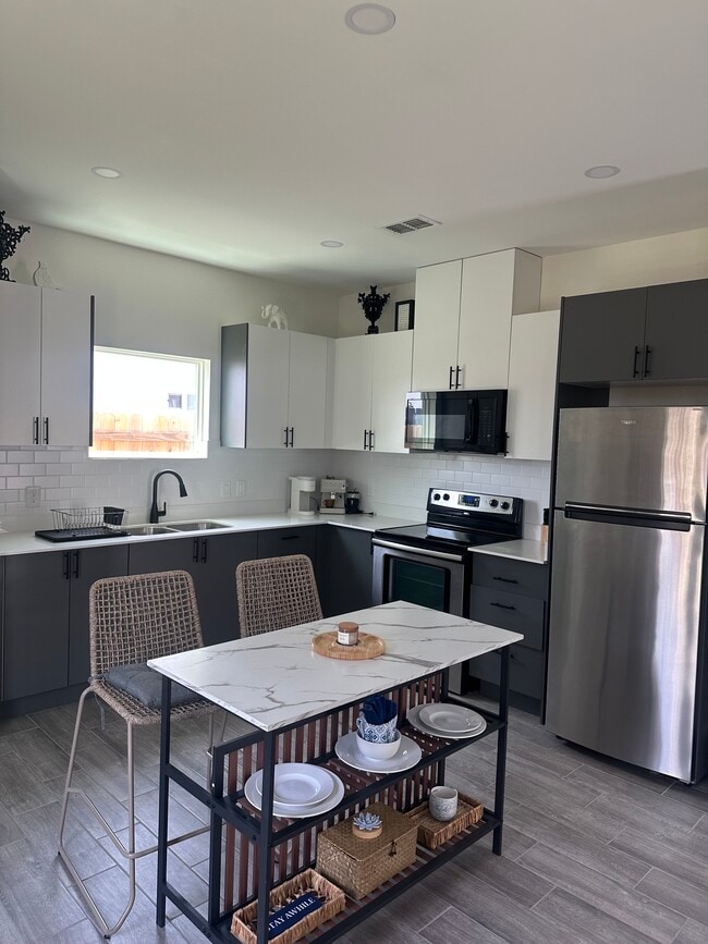 Building Photo - 1521 Karen Dr Unit C