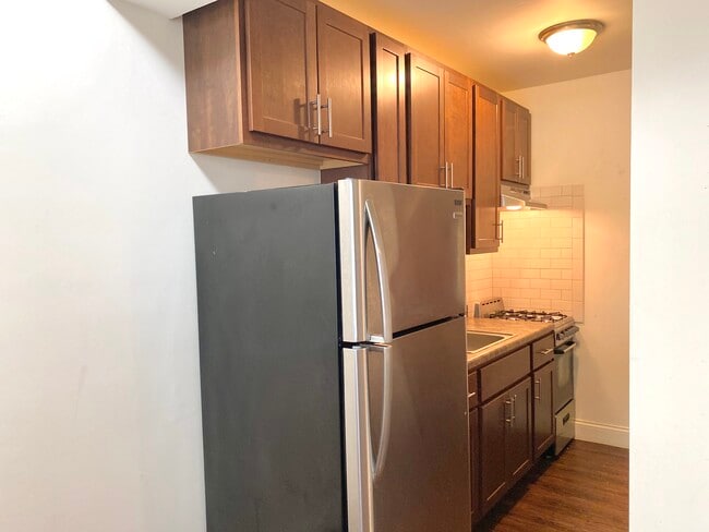 4756 Maplewood Large Studio - 4756 N. Maplewood Ave.