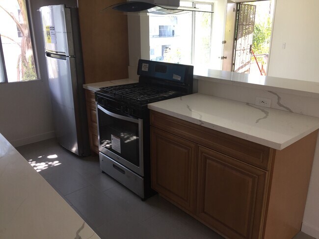 954 S Barrington Ave Unit C
