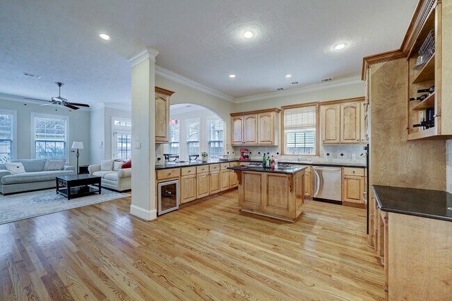 Photo - 848 W 25th St