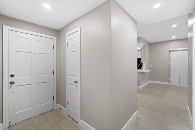 Photo - 2300 Augusta Dr Unidad True